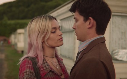 Xem Sex Education, tôi chợt nhớ đến trang giấy trắng trong cuốn lưu bút mà con gái không cho xem vì "Nó chỉ dành cho một người thôi"