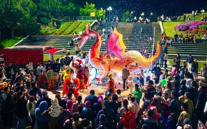Hàng nghìn người xuống phố Đà Lạt xem linh thú khổng lồ