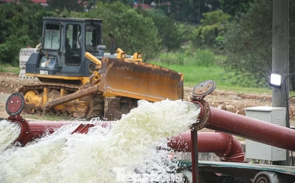 6 máy bơm hoạt động ngày đêm ‘giải cứu’ xóm ngập cả tuần ở Hà Nội