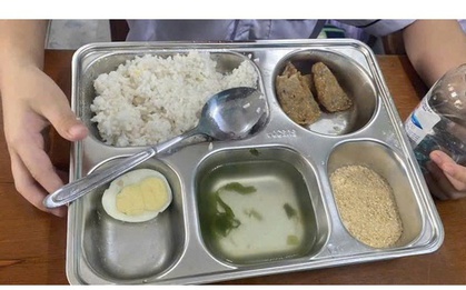 Có gì ở bữa ăn 25.000 đồng của học sinh đang gây "bão" ở Quảng Trị?
