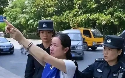 Nữ sinh xuất sắc bị cảnh sát ập vào bắt ngay trong lớp học, danh tính thật khiến bạn bè toát mồ hôi lạnh