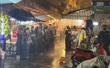 Ngay lúc này: Phố lồng đèn Lương Nhữ Học chật kín, trời bất ngờ đổ mưa vẫn vô cùng náo nhiệt