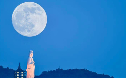 Dân mạng đồng loạt khoe ảnh siêu trăng đẹp mê hồn trong đêm Trung thu 2025