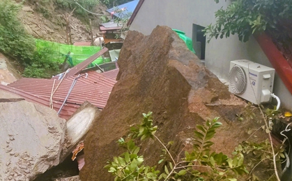 Nhiều khối đá nặng cả tấn trên núi sạt lở vào nhà dân, kiến nghị ban bố tình huống khẩn cấp