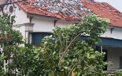 Lốc xoáy quật đổ tường, trụ điện ở Hải Phòng
