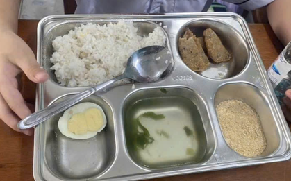 Suất ăn bán trú 25.000 đồng gồm 1 quả trứng, 3 miếng chả nhỏ: Hiệu trưởng nói gì?