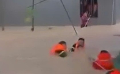 Ròng dây thừng giải cứu 5 người trong gia đình mắc kẹt giữa dòng lũ xiết