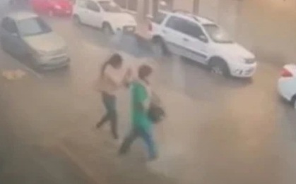 Cô gái bị điện giật tử vong khi băng qua đường trong cơn mưa lớn