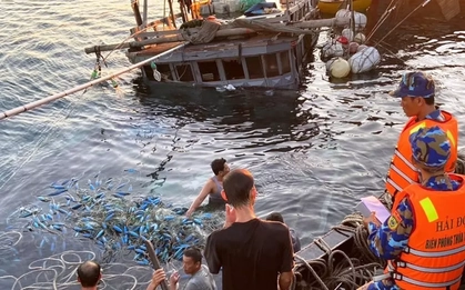Tàu cá chìm sau va chạm tàu hàng trên biển ở Huế