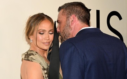 Jennifer Lopez tình tứ bên Ben Affleck