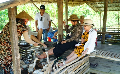 VIDEO: Thú vị trải nghiệm “massage vịt” có một không hai ở miền Tây