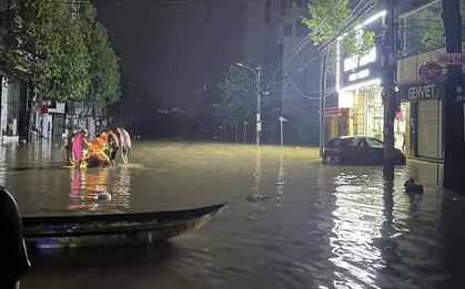 Thái Nguyên chìm trong biển nước, sinh viên kêu cứu trong đêm
