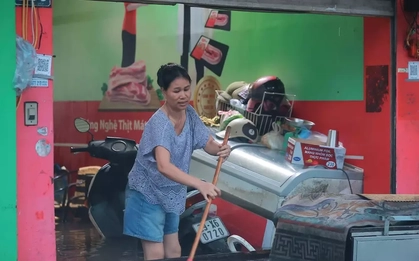 Người Hà Nội thức trắng cứu xe, dọn nhà giữa ngổn ngang bùn nước