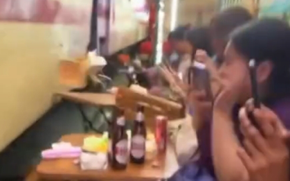 Công an xác minh clip tàu hỏa húc văng bàn ghế ở phố cà phê đường tàu Hà Nội