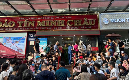 VIDEO: Người dân chen chúc xếp hàng mua vàng khi giá vượt 142 triệu đồng/lượng