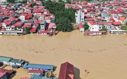 VIDEO: "Đêm trắng" đắp đê chống lũ dữ, nhiều nơi bị cô lập trong biển nước