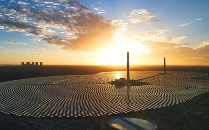 Chỉ có thể là Trung Quốc: Đưa công nghệ từng thất bại tại Mỹ lên tầm cao mới, lắp 27.000 tấm gương ‘đuổi theo’ mặt trời, giam nhiệt vào tháp cao 200 mét, phát điện ngày lẫn đêm