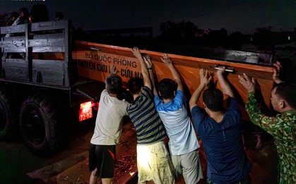 8 giờ vật lộn kéo thuyền vượt núi, băng dòng lũ xiết cứu 3 người mắc kẹt