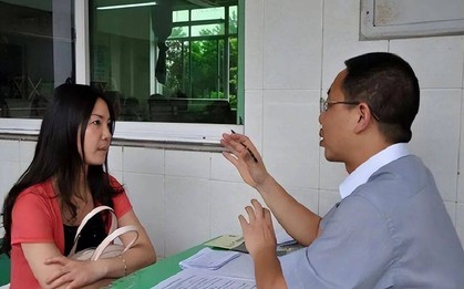 Con bị nhà trường "đuổi khéo", ông bố tung hê hết tin nhắn lên mạng xã hội - Nhiều người nói: Nhà trường đúng!