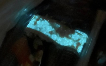 Người phụ nữ sốc nặng khi phát hiện món sushi bất ngờ phát sáng