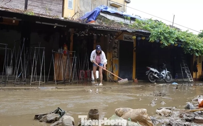 Vừa dọn bùn lũ bám di tích, người Hội An nơm nớp lo mưa lớn kéo về