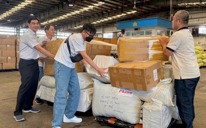 Những kiện hàng nhu yếu phẩm, thuốc men hỗ trợ vùng lũ đầu tiên trên chuyến bay của Vietnam Airlines đã đến Huế