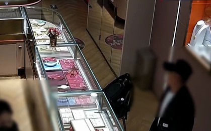 Cậu bé mang 5 chỉ vàng đi bán, chủ tiệm chỉ trả gần 700.000 đồng, cha mẹ biết chuyện lại cảm ơn rối rít