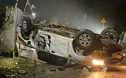 Ô tô tông gãy cột điện, làm thương vong 2 vợ chồng giáo viên