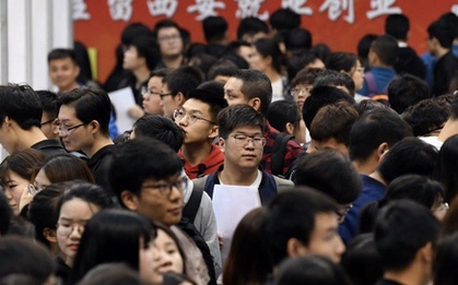 Thạc sĩ tài chính đi bưng lẩu, kỹ sư điện tử đi làm diễn viên quần chúng, tiến sĩ đi rửa bát thuê: Cơn ác mộng mang tên "thừa bằng cấp, thiếu việc làm" ở xứ tỷ dân
