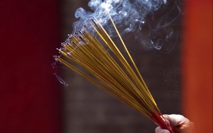 7 loại hương nên dùng trên bàn thờ