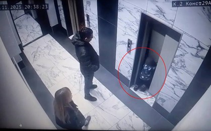 Khoảnh khắc kinh hoàng: Bé trai 2 tuổi rơi thẳng xuống hố thang máy ngay trước mắt cha mẹ