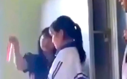 Nữ giáo viên bắt học sinh dàn hàng rồi dùng thước đánh