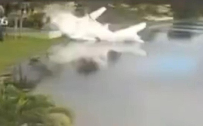 Rơi máy bay chở hàng cứu trợ sau bão, 2 cha con tử vong thương tâm