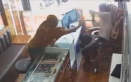 Ném ớt bột vào mặt chủ tiệm vàng để cướp, người phụ nữ nhận kết đắng