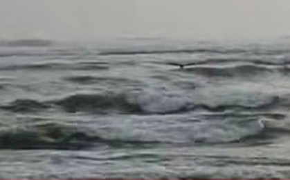 Trưởng thôn ở Quảng Ngãi lao ra dòng nước chảy xiết cứu hai vợ chồng bị lật ghe