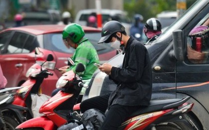 Dùng điện thoại di động khi dừng đèn đỏ có bị xử phạt?