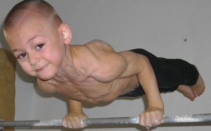 Đây mới là "quái vật thể hình", 2 tuổi tập gym, 5 tuổi lập luôn kỷ lục Guinness