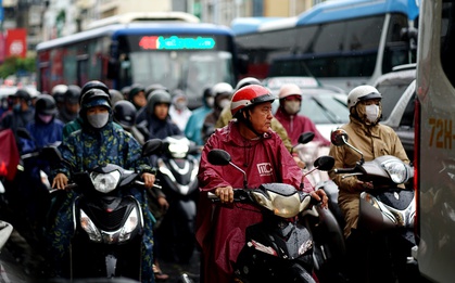 TP.HCM mưa lớn từ sáng sớm, người đi làm chật vật trong dòng xe