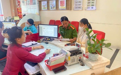 Ngay 8h sáng, người phụ nữ 47 tuổi đã đến HDBank chuyển khoản để mua thùng hàng: Công an được báo tin, yêu cầu dừng giao dịch gấp