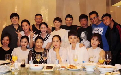 Doanh nhân từ Mỹ bỏ hết công việc về nước họp lớp, mời 18 bạn ai ngờ 36 người xuất hiện, hôm sau cả lớp kéo nhau ra tòa