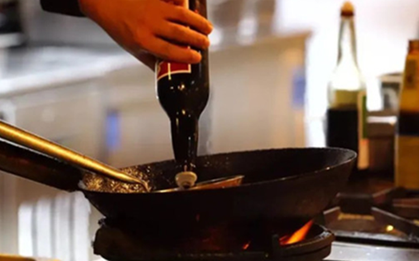 Khuyên chân thành: 3 loại lọ đựng gia vị đang bị đặt SAI CHỖ, càng dùng "độc chất" càng tích tụ trong cơ thể