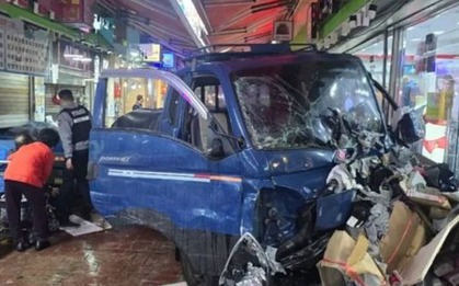 Xe tải đâm vào chợ ở Hàn Quốc, tiếng kêu cứu khắp nơi, nhiều người thương vong