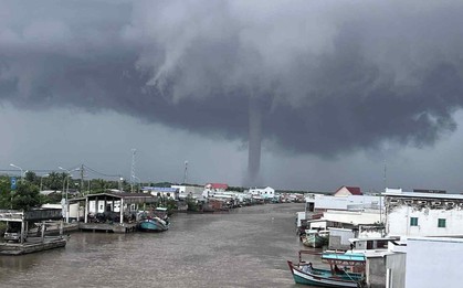 Vòi rồng xuất hiện trên vùng biển Cà Mau