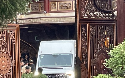 Hình ảnh cảnh sát khám xét và nhiều người đến “nghe ngóng” tại biệt phủ của bà chủ Mailisa