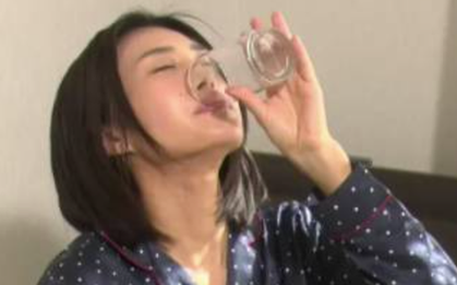 Vì sao không nên uống nước trước khi ngủ?