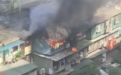 Cháy căn hộ khu tập thể cũ ở Hà Nội, khói lửa bốc ngùn ngụt