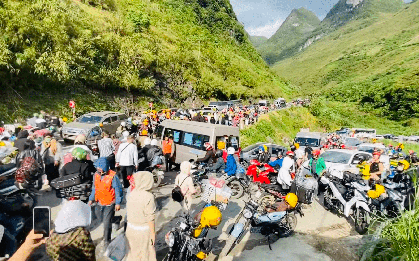 Hà Giang lúc này ken đặc khách, biển người nhích từng cm trên dốc Thẩm Mã