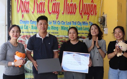 Đại diện Tổng cục Du lịch Hàn Quốc tri ân người đàn ông bán trái cây ở Phú Quốc