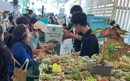 Người dân TPHCM háo hức ‘đổi rác lấy quà’