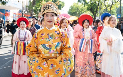 Gần 800 người mặc cổ phục diễu hành trên phố đi bộ Hồ Gươm